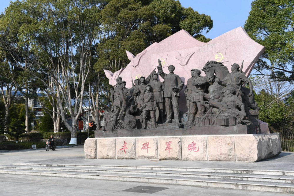 古田會議紀念館前的“豐碑軍魂”雕塑群（ 2021年1月25日攝）。新華社記者林善傳攝